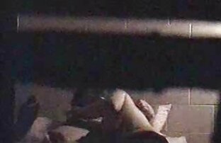 XXX Joven morena Raven gay en banos publicos se folla a su joven coño con un gran juguete