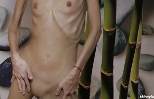 XXX Putas rubias y morenas están de rodillas esperando su turno para chupar porno gratis publico la polla