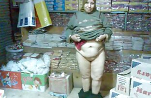 XXX señora se masturba con una botella porno en español en publico de plástico