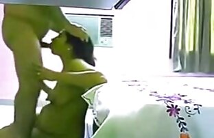 XXX Rubia porno en el transporte publico se folla el culo de una chica con un juguete antes de que el semental se la folla